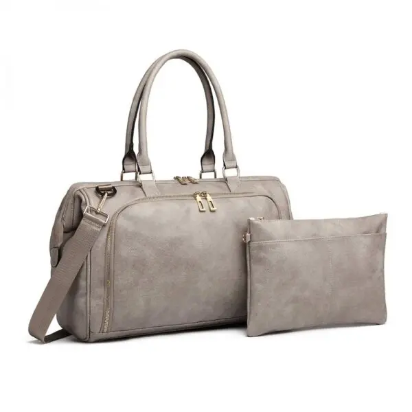 Skiftimotta hólf fyrir bleiur og þurkur.Mikið af opnu rými fyrir öll önnur nauðsynleg atriði: mjólkurduft, mat, drykk, leikföng, föt o.fl. Að innan eru þrír vasar fyrir pela. Auka taska tilvalin fyrir óhreint eða blautt.Festingar til að hengja á barnavaginn.