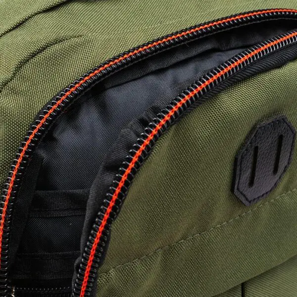 Gert úr endurunnum plastflöskum,Verndum jörðina og umhverfið. Flýgur frítt með Play ,Wizz Air eða Ryanair. Hin fullkomna stærð (40x20x25 cm) fyrir nýjar „ókeypis“ farangursreglur undir sæti. Handfarangur samhæfður ÖLLUM öðrum helstu flugfélögum. Pakkaðu meira en þú heldur í rúmgóðan 20 lítra bakpoka. Opnast eins og ferðataska með sveigjanleg mjúkhliða hönnun sem gefur fullkomið pökkunarfrelsi. Létt hönnun vegur aðeins 500g. Skipulagsvasi að framan með hólfum fyrir iPad, ferðaskilríki, penna og miða. Vasi með skjótum aðgangi framan á tösku. Bólstrað burðarhandfang að ofan.