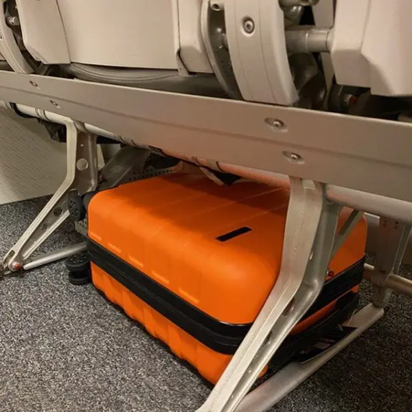 ANODE 30L 45X36X20CM Black Viltu forðast auka handfarangursgjöld hjá easyJet  Anode 30L á fjórum hjólum er fullkomin stærð sem passar auðveldlega undir sætið og sparar þér að borga aukagjöld. Stærð 45 x 36 x 20 cm og létt 2.2 kg, Anode er úr ABS efni og er með sterkum 8 mm rennilás.Létt tveggja þrepa handfangið nær upp í 1.02 cm.