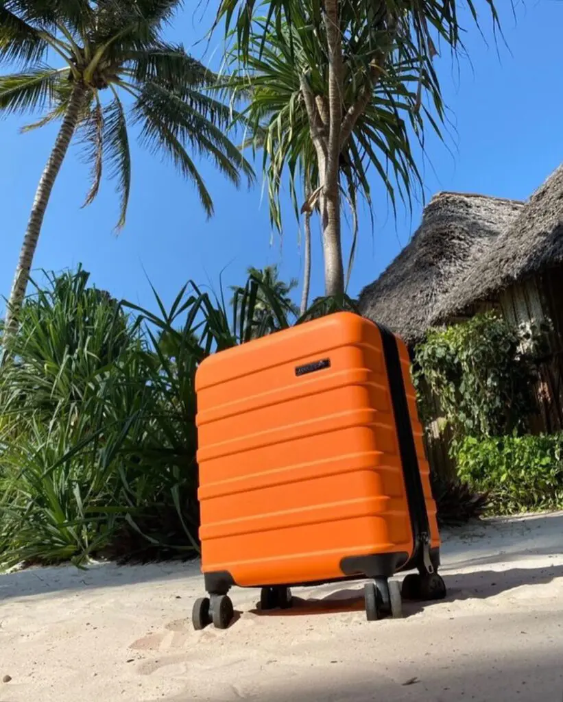 ANODE 30L 45X36X20CM Orange Viltu forðast auka handfarangursgjöld hjá easyJet  Anode 30L á fjórum hjólum er fullkomin stærð sem passar auðveldlega undir sætið og sparar þér að borga aukagjöld. Stærð 45 x 36 x 20 cm og létt 2.2 kg, Anode er úr ABS efni og er með sterkum 8 mm rennilás.Létt tveggja þrepa handfangið nær upp í 1.02 cm.