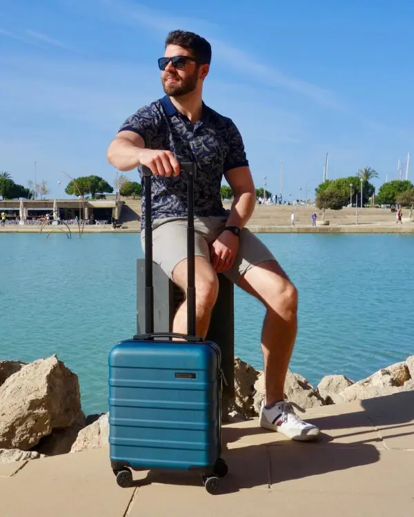 ANODE 30L 45X36X20CM Blá Viltu forðast auka handfarangursgjöld hjá easyJet  Anode 30L á fjórum hjólum er fullkomin stærð sem passar auðveldlega undir sætið og sparar þér að borga aukagjöld. Stærð 45 x 36 x 20 cm og létt 2.2 kg, Anode er úr ABS efni og er með sterkum 8 mm rennilás.Létt tveggja þrepa handfangið nær upp í 1.02 cm. .