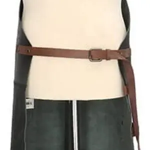 Ertu klár í sumarið,grillsvuntan fyrir hann eða hana Með þessari svuntu frá vörumerkinu Hide & Stitches ljómar þú á bak við grillið! Þessi svunta er tilvalin vegna þess að framan á henni er vasi sem hægt að setja nokkra lausa hluti og ólar fyrir áhöld sem gott er að hafa við höndina.Hægt er að stilla svuntuna um hálsinn og mitti eftir þínum þörfum. Er þessi nú þegar á óskalistanum þínum?