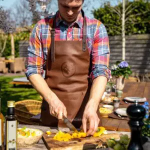 Ertu klár í sumarið,grillsvuntan fyrir hann eða hana Með þessari svuntu frá vörumerkinu Hide & Stitches ljómar þú á bak við grillið! Þessi svunta er tilvalin vegna þess að framan á henni er vasi sem hægt að setja nokkra lausa hluti og ólar fyrir áhöld sem gott er að hafa við höndina.Hægt er að stilla svuntuna um hálsinn og mitti eftir þínum þörfum. Er þessi nú þegar á óskalistanum þínum?