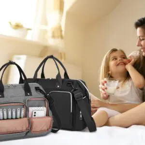 Kono Fjölnota meðgöngutaska Þessi frábæra skiptitaska er með átta innri vasa og fjóra ytri skipulagsvasa og tryggir þannig að þú hafir stað fyrir allt.Fylgir töskuni skiftimotta. Stærð H 30 cm B 39 cm Þ 15 cm og 1.08 kg Fullkomin taska fyrir annasamt líf þitt sem foreldri. Það eru líka þrír vasar sem eru fullkomnir til að geyma allar nauðsynjar til að skipta um bleiu svo auðvelt sé að grípa þá, sérstaklega ef þú ert í neyðartilvikum! Festingar til að hengja á ferðatösku.