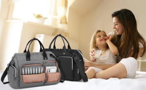 Kono Fjölnota meðgöngutaska Þessi frábæra skiptitaska er með átta innri vasa og fjóra ytri skipulagsvasa og tryggir þannig að þú hafir stað fyrir allt.Fylgir töskuni skiftimotta. Stærð H 30 cm B 39 cm Þ 15 cm og 1.08 kg Fullkomin taska fyrir annasamt líf þitt sem foreldri. Það eru líka þrír vasar sem eru fullkomnir til að geyma allar nauðsynjar til að skipta um bleiu svo auðvelt sé að grípa þá, sérstaklega ef þú ert í neyðartilvikum! Festingar til að hengja á ferðatösku.