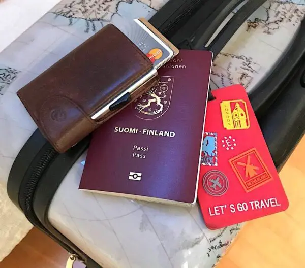 C-Secure RIFID Kortaveski Kortaveski með Ítölsku leðri tekur 5 til 7 kort. Stærð: 68 x 95 x 16 mm Weight: 72 grams