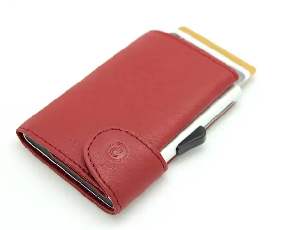 C-Secure RIFID Kortaveski Kortaveski með Ítölsku leðri tekur 5 til 7 kort. Stærð: 68 x 95 x 16 mm Weight: 72 grams