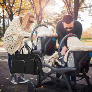 Kono Fjölnota meðgöngutaska Þessi frábæra skiptitaska er með átta innri vasa og fjóra ytri skipulagsvasa og tryggir þannig að þú hafir stað fyrir allt.Fylgir töskuni skiftimotta. Stærð H 30 cm B 39 cm Þ 15 cm og 1.08 kg Fullkomin taska fyrir annasamt líf þitt sem foreldri. Það eru líka þrír vasar sem eru fullkomnir til að geyma allar nauðsynjar til að skipta um bleiu svo auðvelt sé að grípa þá, sérstaklega ef þú ert í neyðartilvikum! Festingar til að hengja á ferðatösku.