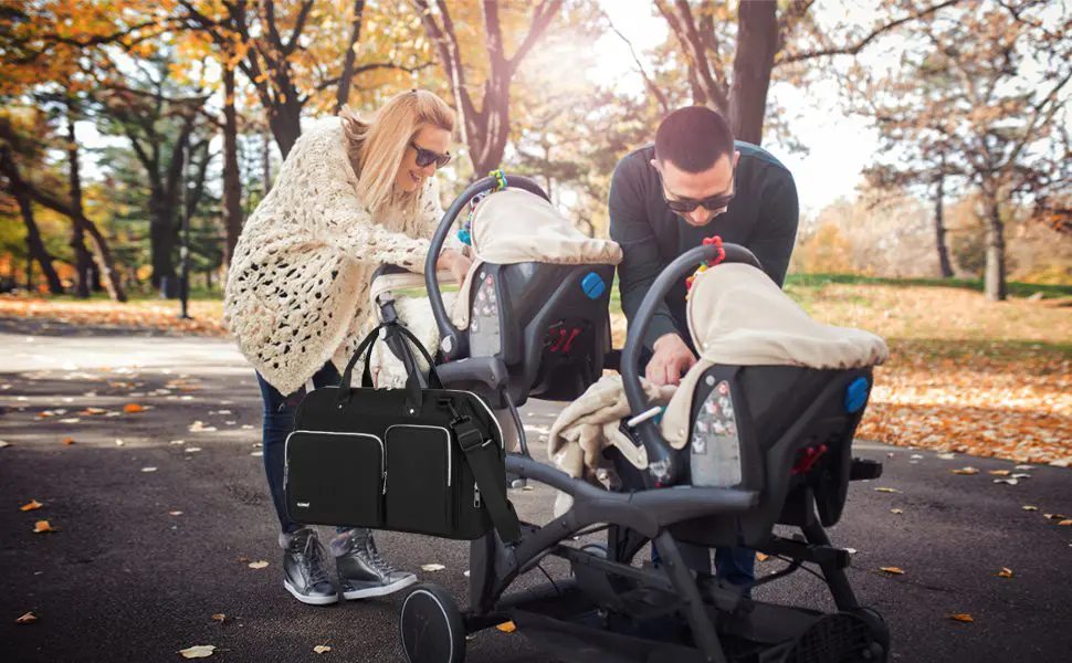 Kono Fjölnota meðgöngutaska Þessi frábæra skiptitaska er með átta innri vasa og fjóra ytri skipulagsvasa og tryggir þannig að þú hafir stað fyrir allt.Fylgir töskuni skiftimotta. Stærð H 30 cm B 39 cm Þ 15 cm og 1.08 kg Fullkomin taska fyrir annasamt líf þitt sem foreldri. Það eru líka þrír vasar sem eru fullkomnir til að geyma allar nauðsynjar til að skipta um bleiu svo auðvelt sé að grípa þá, sérstaklega ef þú ert í neyðartilvikum! Festingar til að hengja á ferðatösku.