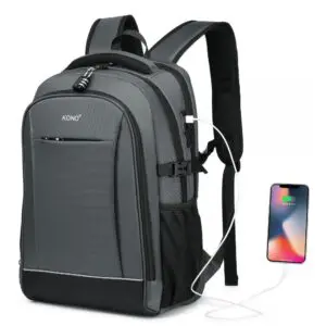 KONO Bakpoki USB Grár KONO Grár með festingu fyrir ferðatösku.Og USB hleðslu port.Og 13.5" fartölvu hólf og Spjaldtölvu. Lás fylgir. Stærð H 48 cm B 33 cm Þ 10 cm