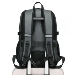 KONO Bakpoki USB Grár KONO Grár með festingu fyrir ferðatösku.Og USB hleðslu port.Og 13.5" fartölvu hólf og Spjaldtölvu. Lás fylgir. Stærð H 48 cm B 33 cm Þ 10 cm