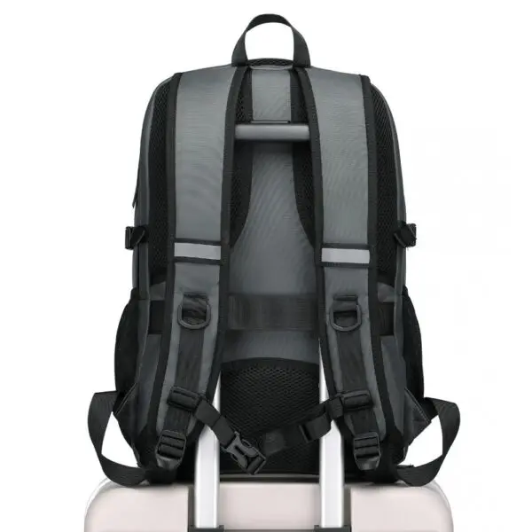 KONO Bakpoki USB Grár KONO Grár með festingu fyrir ferðatösku.Og USB hleðslu port.Og 13.5" fartölvu hólf og Spjaldtölvu. Lás fylgir. Stærð H 48 cm B 33 cm Þ 10 cm