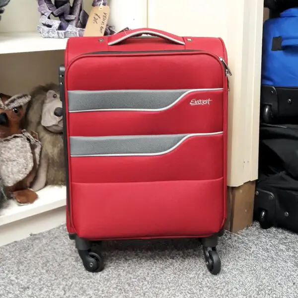 Ferðataska EVEREST 54cm Rauð og Grá 2 vasar með rennilás að framan. Eitt stórt aðalhólf með sylgjulásum til að halda fötunum Ytra efni úr 100% POLYESTER = Létt og endingargott! 35.52 L