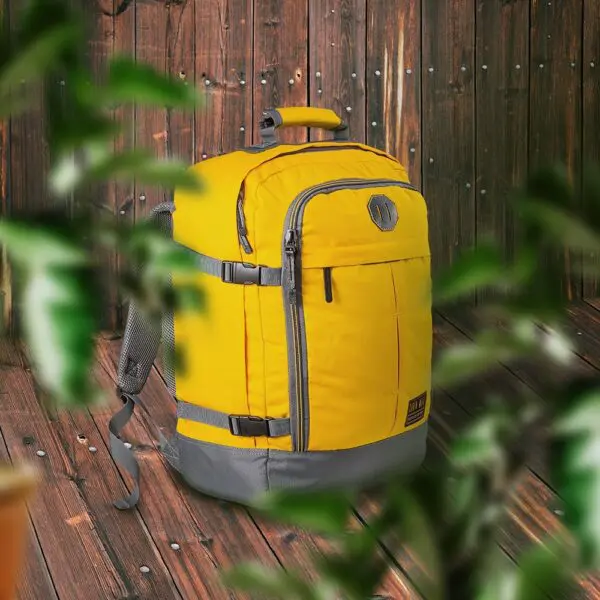 BakpokiMETZ 30L RPET ♻️ 45X20X36 Vintage Yellow GERT ÚR ENDURUNNUM PLASTFLÖSKUM,VERNDUM JÖRÐINA OG UMHVERFIÐ. Hentar öllum helstu flugfélögum og fullkomlega stærð fyrir minni handfarangur flugfélaga eins og EasyJet,  og United Airlines, 30 lítra rúmtak og stór opnun í eins of ferðatösku til að auðvelda pökkun. Auðvelt að bera með vel bólstruðum bakpokaólum og airmesh bakpúði. Skipulagsvasi að framan og vasi með skjótum aðgangi að framan. Hliðarþjöppunarólar. 