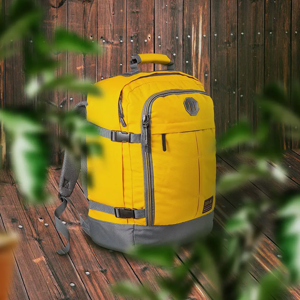 BakpokiMETZ 30L RPET ♻️ 45X20X36 Vintage Yellow GERT ÚR ENDURUNNUM PLASTFLÖSKUM,VERNDUM JÖRÐINA OG UMHVERFIÐ. Hentar öllum helstu flugfélögum og fullkomlega stærð fyrir minni handfarangur flugfélaga eins og EasyJet,  og United Airlines, 30 lítra rúmtak og stór opnun í eins of ferðatösku til að auðvelda pökkun. Auðvelt að bera með vel bólstruðum bakpokaólum og airmesh bakpúði. Skipulagsvasi að framan og vasi með skjótum aðgangi að framan. Hliðarþjöppunarólar.