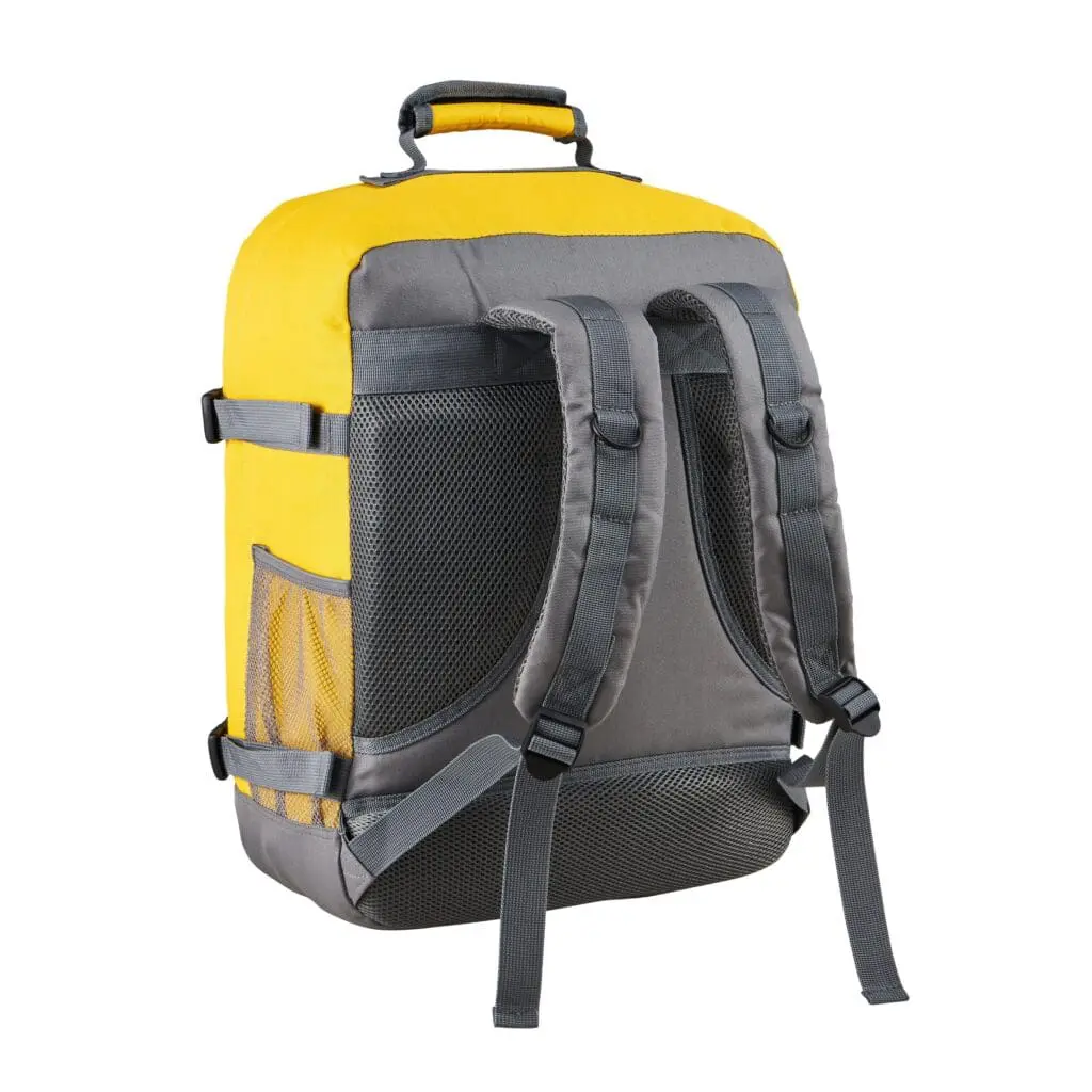 BakpokiMETZ 30L RPET ♻️ 45X20X36 Vintage Yellow GERT ÚR ENDURUNNUM PLASTFLÖSKUM,VERNDUM JÖRÐINA OG UMHVERFIÐ. Hentar öllum helstu flugfélögum og fullkomlega stærð fyrir minni handfarangur flugfélaga eins og EasyJet,  og United Airlines, 30 lítra rúmtak og stór opnun í eins of ferðatösku til að auðvelda pökkun. Auðvelt að bera með vel bólstruðum bakpokaólum og airmesh bakpúði. Skipulagsvasi að framan og vasi með skjótum aðgangi að framan. Hliðarþjöppunarólar.