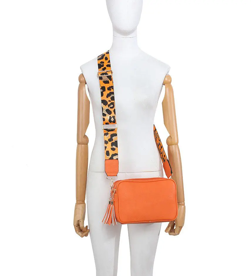MODA Axlar taska Brún ,með breiðri ól. Stærð H 15 cm Br 23 cm Þ 8 cm