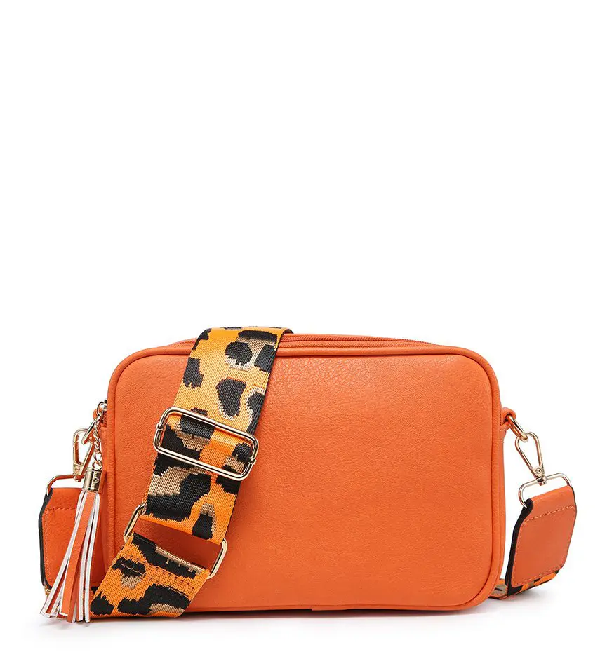 MODA Axlar taska Brún ,með breiðri ól. Stærð H 15 cm Br 23 cm Þ 8 cm