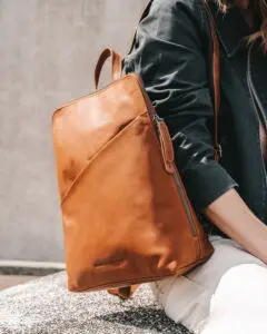 The Chesterfield Amanda Cognac Þessi svarti Chesterfield bakpoki Amanda er úr ekta Wax Pull-up leðri. Vax uppdráttarleður einkennist af mjúkri tilfinningu og tvítóna litaáhrifum. Auðvelt er að meðhöndla leðrið með mjúkum klút. Sérstök vaxmeðferðin mun hjálpa til við að endurheimta leðrið í upprunalegt útlit. Taskan þín mun líta út eins og ný alla ævi! Leðurbakpokinn Amanda er með fallegum rennilás að ofan og er með 1 rennilásvasa að framan. Innan í þessum leðurbakpoka finnur þú 4 rennilásahólf og 2 önnur hólf. Ennfremur er þessi leðurbakpoki með þægilegum vasa til að geyma snjallsímann þinn.