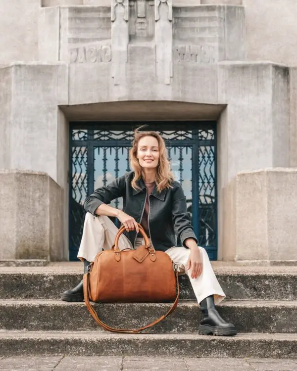 The Chesterfield William Leður Helgartaska. Ertur að fara í burtu um helgina? Þá er THE CHESTERFIELD leðurhelgartaskan okkar William fullkomin fyrir þig! Þessi rúmgóða helgartaska býður upp á nóg geymslupláss fyrir allt dótið þitt og er líka stílhrein og flott. Þessi glæsilega helgartaska er mjög hentug til að nota sem íþróttatösku,og í helgarfríið.Þessi helgartaska úr leðri hefur stórt aðalhólf (43 lítrar) með auka renndum vasa að innan. Aðalhólfið lokast með fallegum og sléttum rennilás. Þessi helgartaska kemur með langri og stillanlegri axlaról. Handföngin eru extra breið og því þægileg í hendinni. Þú getur auðveldlega viðhaldið þessari tösku með leðurvaxinu okkar, þetta er hreinsi- og viðhaldsvara í einu.