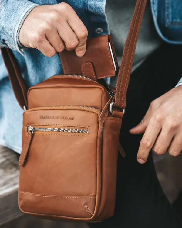 Hagnýt leðurtaska til daglegrar notkunar er enginn lúxus. Með Arenas ertu kominn á réttan stað! Fullkomið til daglegrar notkunar til að bera allar nauðsynlegar nauðsynjar.