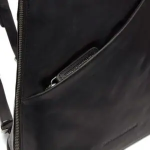 The Chesterfield Amanda Þessi svarti Chesterfield bakpoki Amanda er úr ekta Wax Pull-up leðri. Vax uppdráttarleður einkennist af mjúkri tilfinningu og tvítóna litaáhrifum. Auðvelt er að meðhöndla leðrið með mjúkum klút. Sérstök vaxmeðferðin mun hjálpa til við að endurheimta leðrið í upprunalegt útlit. Taskan þín mun líta út eins og ný alla ævi! Leðurbakpokinn Amanda er með fallegum rennilás að ofan og er með 1 rennilásvasa að framan. Innan í þessum leðurbakpoka finnur þú 4 rennilásahólf og 2 önnur hólf. Ennfremur er þessi leðurbakpoki með þægilegum vasa til að geyma snjallsímann þinn.