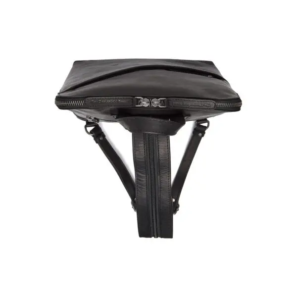 The Chesterfield Amanda Þessi svarti Chesterfield bakpoki Amanda er úr ekta Wax Pull-up leðri. Vax uppdráttarleður einkennist af mjúkri tilfinningu og tvítóna litaáhrifum. Auðvelt er að meðhöndla leðrið með mjúkum klút. Sérstök vaxmeðferðin mun hjálpa til við að endurheimta leðrið í upprunalegt útlit. Taskan þín mun líta út eins og ný alla ævi! Leðurbakpokinn Amanda er með fallegum rennilás að ofan og er með 1 rennilásvasa að framan. Innan í þessum leðurbakpoka finnur þú 4 rennilásahólf og 2 önnur hólf. Ennfremur er þessi leðurbakpoki með þægilegum vasa til að geyma snjallsímann þinn.