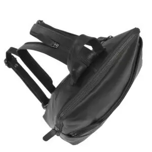 The Chesterfield Amanda Þessi svarti Chesterfield bakpoki Amanda er úr ekta Wax Pull-up leðri. Vax uppdráttarleður einkennist af mjúkri tilfinningu og tvítóna litaáhrifum. Auðvelt er að meðhöndla leðrið með mjúkum klút. Sérstök vaxmeðferðin mun hjálpa til við að endurheimta leðrið í upprunalegt útlit. Taskan þín mun líta út eins og ný alla ævi! Leðurbakpokinn Amanda er með fallegum rennilás að ofan og er með 1 rennilásvasa að framan. Innan í þessum leðurbakpoka finnur þú 4 rennilásahólf og 2 önnur hólf. Ennfremur er þessi leðurbakpoki með þægilegum vasa til að geyma snjallsímann þinn.