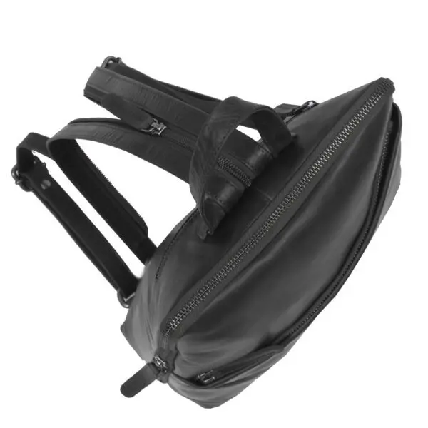 The Chesterfield Amanda Þessi svarti Chesterfield bakpoki Amanda er úr ekta Wax Pull-up leðri. Vax uppdráttarleður einkennist af mjúkri tilfinningu og tvítóna litaáhrifum. Auðvelt er að meðhöndla leðrið með mjúkum klút. Sérstök vaxmeðferðin mun hjálpa til við að endurheimta leðrið í upprunalegt útlit. Taskan þín mun líta út eins og ný alla ævi! Leðurbakpokinn Amanda er með fallegum rennilás að ofan og er með 1 rennilásvasa að framan. Innan í þessum leðurbakpoka finnur þú 4 rennilásahólf og 2 önnur hólf. Ennfremur er þessi leðurbakpoki með þægilegum vasa til að geyma snjallsímann þinn.