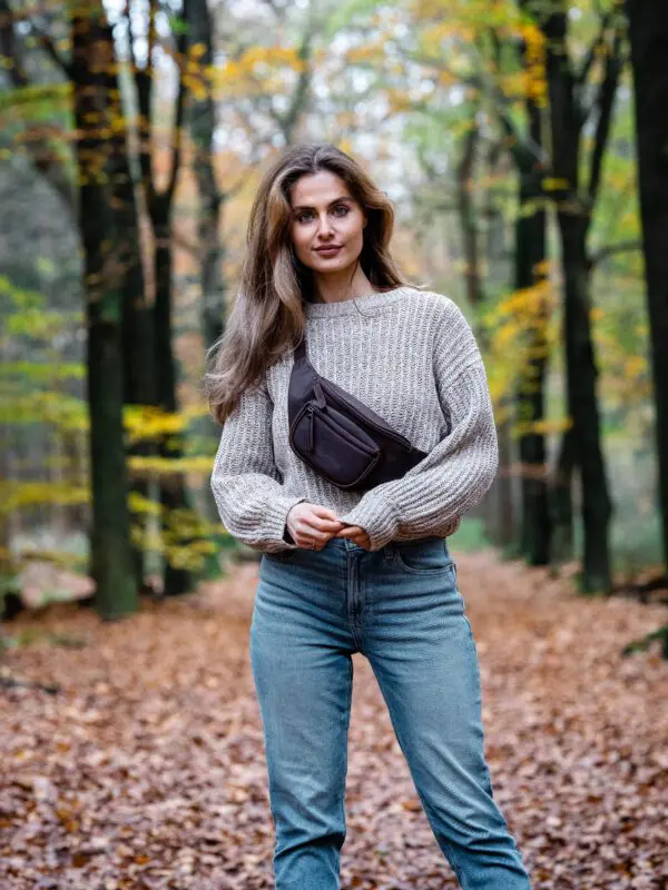 The Chesterfield Jack The Chesterfield Jack er hinn fullkomna og hagnýta mittis eða axlartaska fyrir dagsferð í miðbæinn þar sem hann hún er tilvalin stærð til að passa uppá öll verðmæti þín en samt þægileg. Taskan er úr ekta koníakslituðu leðri. Öll hólf eru með rennilásum sem auðvelt er að nálgast og hliðarvasi að aftan er þétt upp við líkama þinn sem þýðir að þú getur örugglega geymt mikilvægustu hlutina þína.