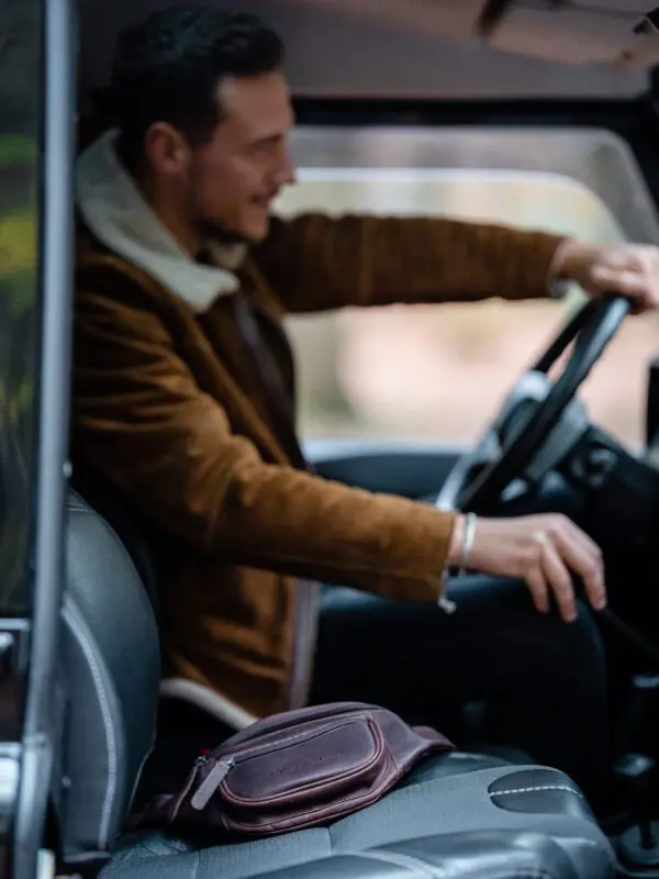 The Chesterfield Jack The Chesterfield Jack er hinn fullkomna og hagnýta mittis eða axlartaska fyrir dagsferð í miðbæinn þar sem hann hún er tilvalin stærð til að passa uppá öll verðmæti þín en samt þægileg. Taskan er úr ekta koníakslituðu leðri. Öll hólf eru með rennilásum sem auðvelt er að nálgast og hliðarvasi að aftan er þétt upp við líkama þinn sem þýðir að þú getur örugglega geymt mikilvægustu hlutina þína.