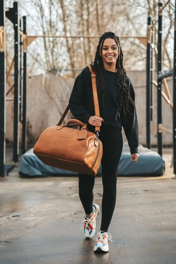 Liam helgartaskan er fullkomin stærð fyrir handfarangurinn þinn eða helgarfrí í sveitinni. Þú getur sett allar eigur þínar fyrir ferðina þína í stóra aðalhólfið og einnig er hólf með rennilás til að geyma vegabréfið þitt og mikilvæg skjöl á öruggan hátt. Leðrið einkennist af mjúkri tilfinningu og tvítóna litaáhrifum, sem tryggir bæði þægindi og stíl þegar þú leggur leið þína á áfangastað. Auðvelt er að meðhöndla leðrið með mjúkum klút.Þessi sérstaka vaxmeðferð mun hjálpa til við að endurheimta leðrið í upprunalegt útlit. Og taskan þín mun líta út eins og ný alla ævi!