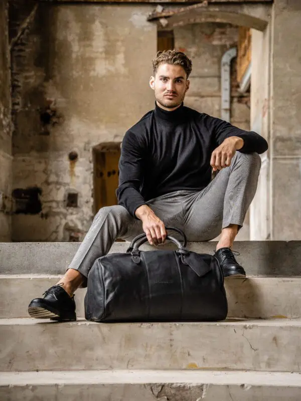 Ertur að fara í burtu um helgina? Þá er THE CHESTERFIELD leðurhelgartaskan okkar William fullkomin fyrir þig! Þessi rúmgóða helgartaska býður upp á nóg geymslupláss fyrir allt dótið þitt og er líka stílhrein og flott. Þessi glæsilega helgartaska er mjög hentug til að nota sem íþróttatösku,og í helgarfríið.