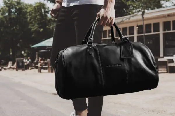 Ertur að fara í burtu um helgina? Þá er THE CHESTERFIELD leðurhelgartaskan okkar William fullkomin fyrir þig! Þessi rúmgóða helgartaska býður upp á nóg geymslupláss fyrir allt dótið þitt og er líka stílhrein og flott. Þessi glæsilega helgartaska er mjög hentug til að nota sem íþróttatösku,og í helgarfríið.