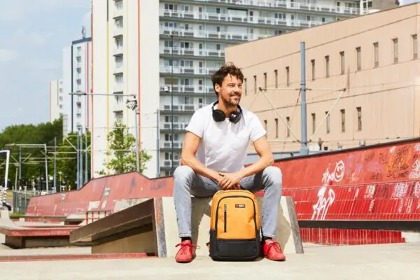 Þessi bakpoki frá Enrico Benetti er fullkominn sem náms- eða viðskiptabakpoki. Í aðalhólfinu er fartölvuhólf (allt að 15 tommur). Þú getur líka auðveldlega geymt vinnuskjöl, símann þinn, lykla og veski hér. Í stuttu máli, allt sem þú þarft passar í þennan Enrico Benetti Hamburg bakpoka. Þökk sé stillanlegum axlaböndum geturðu stillt það og borið það þægilega með þér. Ertu að fara í þennan bakpoka frá Enrico Benetti?