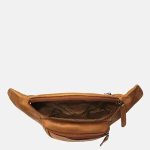 The Chesterfield Jack The Chesterfield Jack er hinn fullkomna og hagnýta mittis eða axlartaska fyrir dagsferð í miðbæinn þar sem hann hún er tilvalin stærð til að passa uppá öll verðmæti þín en samt þægileg. Taskan er úr ekta koníakslituðu leðri. Öll hólf eru með rennilásum sem auðvelt er að nálgast og hliðarvasi að aftan er þétt upp við líkama þinn sem þýðir að þú getur örugglega geymt mikilvægustu hlutina þína.