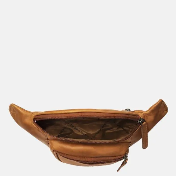 The Chesterfield Jack The Chesterfield Jack er hinn fullkomna og hagnýta mittis eða axlartaska fyrir dagsferð í miðbæinn þar sem hann hún er tilvalin stærð til að passa uppá öll verðmæti þín en samt þægileg. Taskan er úr ekta koníakslituðu leðri. Öll hólf eru með rennilásum sem auðvelt er að nálgast og hliðarvasi að aftan er þétt upp við líkama þinn sem þýðir að þú getur örugglega geymt mikilvægustu hlutina þína.