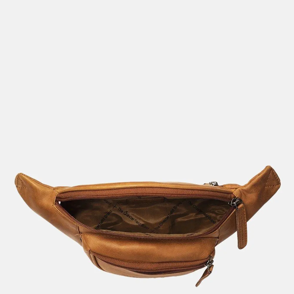 The Chesterfield Jack The Chesterfield Jack er hinn fullkomna og hagnýta mittis eða axlartaska fyrir dagsferð í miðbæinn þar sem hann hún er tilvalin stærð til að passa uppá öll verðmæti þín en samt þægileg. Taskan er úr ekta koníakslituðu leðri. Öll hólf eru með rennilásum sem auðvelt er að nálgast og hliðarvasi að aftan er þétt upp við líkama þinn sem þýðir að þú getur örugglega geymt mikilvægustu hlutina þína.