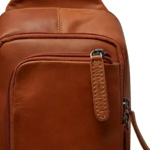 The Chesterfield RIGA Þessi crossbody taska úr leðri og er fullkominn ferðafélagi í borgarferð, hátíð eða útileguna! Alltar nauðsynjar þínar innan seilingar og á öruggan stað. Þú getur notað crossbody töskuna á mismunandi vegu, annað hvort með töskuna að framan eða með töskuna á bakinu. Crossbody taskan er með rúmgott aðalhólf og alls fjóra vasa með rennilás. Axlabandið er stillanlegt og er með karabínu neðst. Ásamt extra breiðu axlarólinni veitir þetta auka þægindi og auðveldan burð.