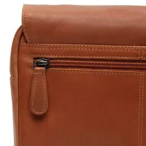 The Chesterfield Rosario Snyrtitaska Coníaks Frábær snyrtitaska sem hægt er að hengja upp. Geymdu allar snyrtivörur þínar á stílhreinan hátt? Þessi rúmgóða Rosario er fyrir þig! Þessi leður snyrtitaska hefur 1 stórt aðalhólf með nokkrum handhægum hólfum að innan. Handhægt að taka allt dótið með sér á vel skipulagðan hátt. Að aftan er auka rennilás hólf. Á framhliðinni er handfang til að bera töskuna. Í stuttu máli, tilvalin snyrtitaska fyrir fríið eða borgarferðina.