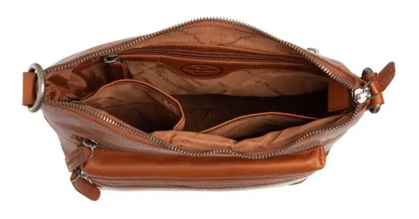 The Chesterfield RONDA Leður Coníak Ertu að leita að axlartösku úr leðri sem þú getur vel borið allan daginn, sem passar og lítur líka út fyrir að vera smart? Þá er þessi leðuraxlartaska Ronda frá The Chesterfield Brand taskan sem þú ert að leita að! Með þessari axlartösku fylgja tvær losanlegar axlarólar, þar af önnur stillanleg. Þetta gerir þér kleift að bera töskuna á þann hátt sem þér hentar best; yfir öxlina, sem crossbody eða einfaldlega í hendinni. Taskan er með rúmgott aðalhólf sem býður upp á nóg pláss fyrir mikilvæga dótið þitt eins og símann þinn, veski, lykla, (sól)gleraugu og fleira. Það eru nokkur geymsluhólf í aðalhólfinu. Að framan og aftan er taskan með fleiri renndum vösum. Í þessum geturðu örugglega geymt smærri eigur þínar. Helstu eiginleikar töskunnar eru: Tvær axlarólar sem hægt er að taka af, þar af ein stillanleg Rúmgott aðalhólf með mörgum vösum