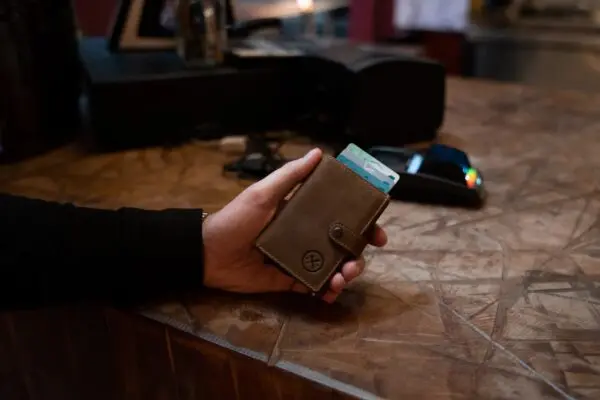 Hide & Stitches Japura Leður kortaveski Dökk brúnt með RFID vörn ekki hægt að afrita KORTAUPPLÝSINGAR