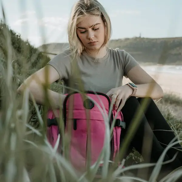 Gert úr endurunnum plastflöskum,Verndum jörðina og umhverfið. Flýgur frítt með Play ,Wizz Air eða Ryanair