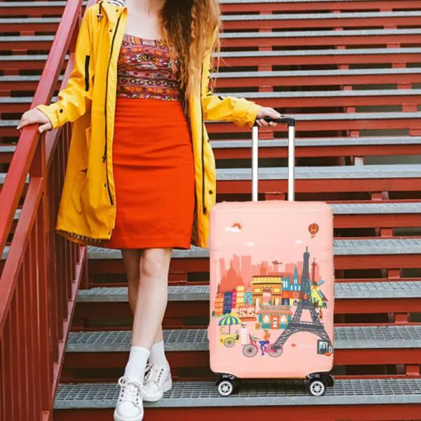 Bættu ferðaupplifun þína með farangurshlífinni okkar, hannað fyrir bæði virkni og endingu.Efni: Spandex og Polyester. Þessi blanda nýtir sér mikla mýkt spandex og endingu pólýesters, sem tryggir fjaðrandi og teygjanlega hlíf sem passar vel utan um farangur þinn. Hentar fyrir farangursstærðir á milli 22-25 tommur eða með 49-78 lítra rúmtak