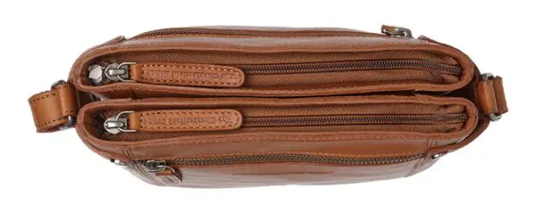 Þessi axlartaska úr leðri Brandis frá The Chesterfield Brand hefur sterkt útlit og er líka mjög hagnýt.