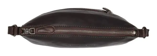 Þessi Redding leðurtaska frá The Chesterfield Brand hefur einstaka hönnun. Með ávölum hornum er hún algjört augnayndi og ætti því ekki að vanta í safnið þitt!