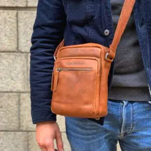 Tilvalin axlartaska úr leðri fyrir borgarferðina, verslunardaginn eða þegar þú ert á ferðinni.