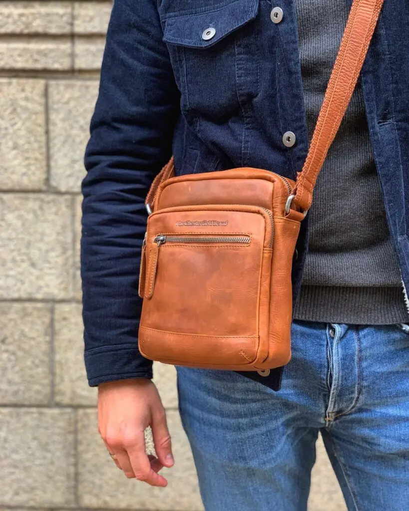 Tilvalin axlartaska úr leðri fyrir borgarferðina, verslunardaginn eða þegar þú ert á ferðinni.