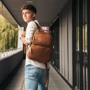 Ertu að leita að flottum og hagnýtum bakpoka til daglegrar notkunar? Þá er þessi leðurbakpoki Austin er virkilega eitthvað fyrir þig!