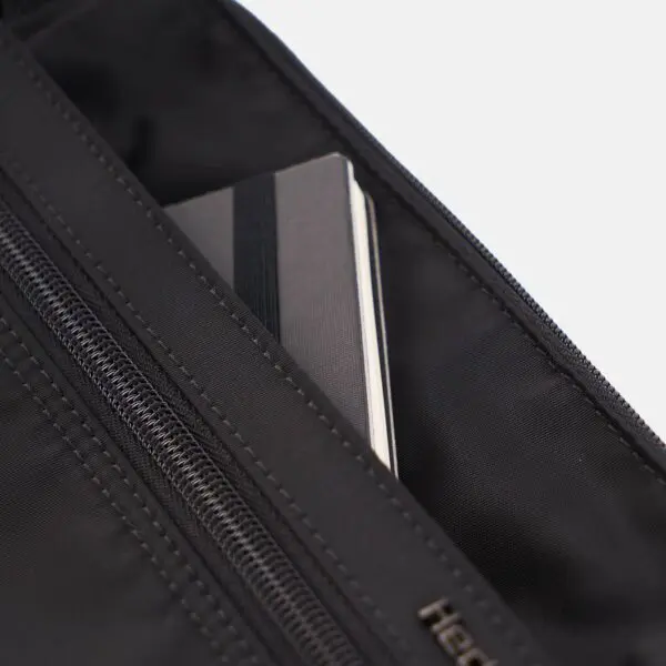 Axlataska sem var gerð til að sjást, Eye er með fallegan, klassískan stíl sem er með blikka af tón-í-tón og lashings of attitude!